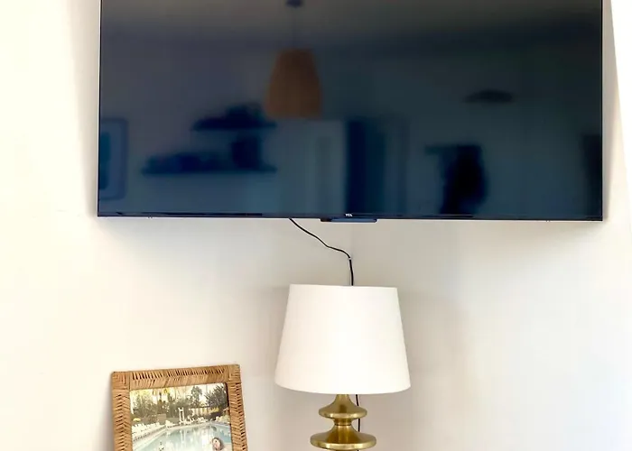 Lakeview With Private Swimming Pool 메이나